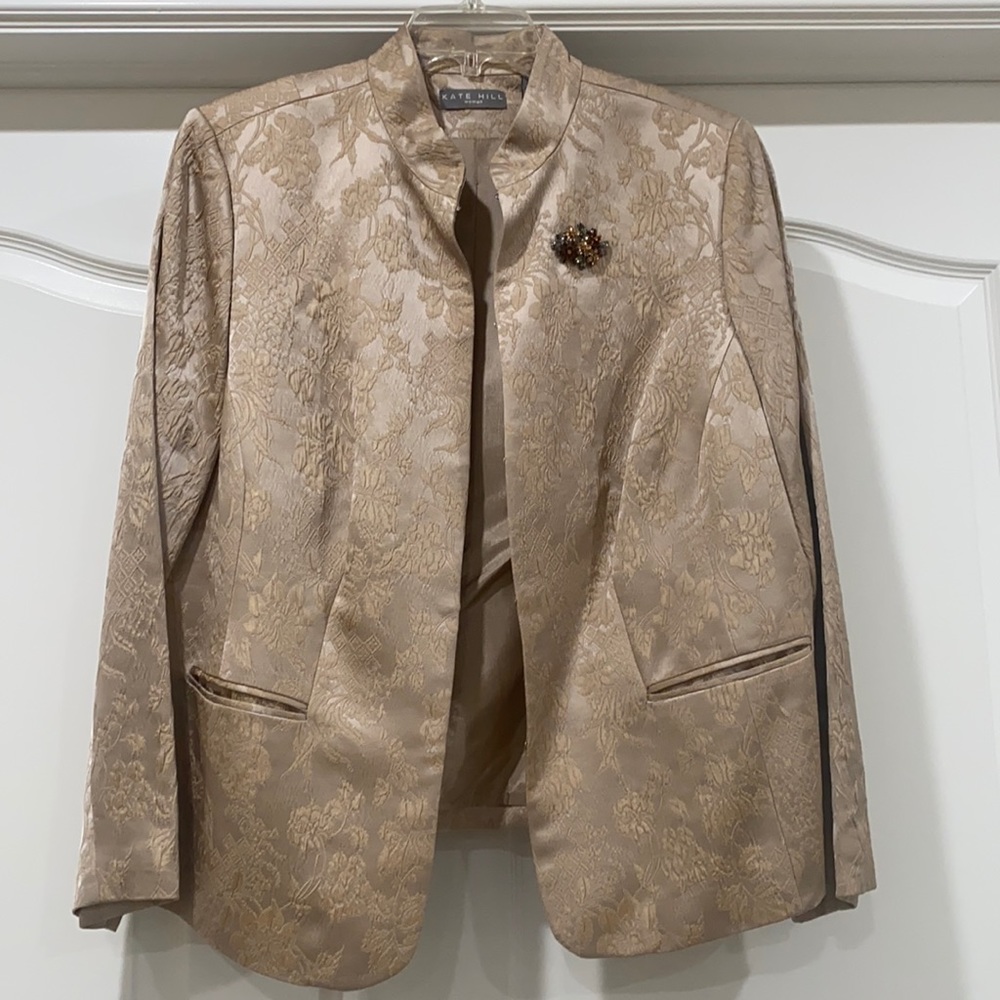 Blazer with broche